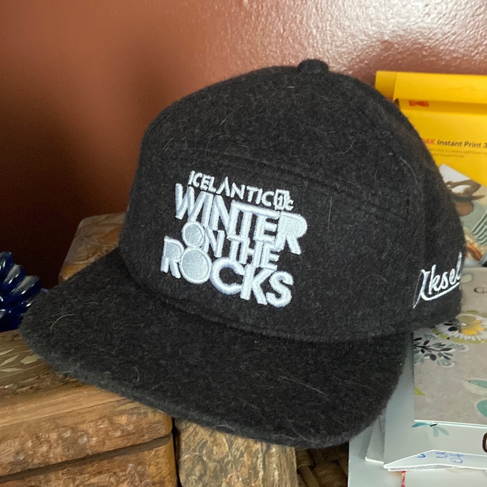 Aksels Icelantic Winter on the Rocks leather snap hat